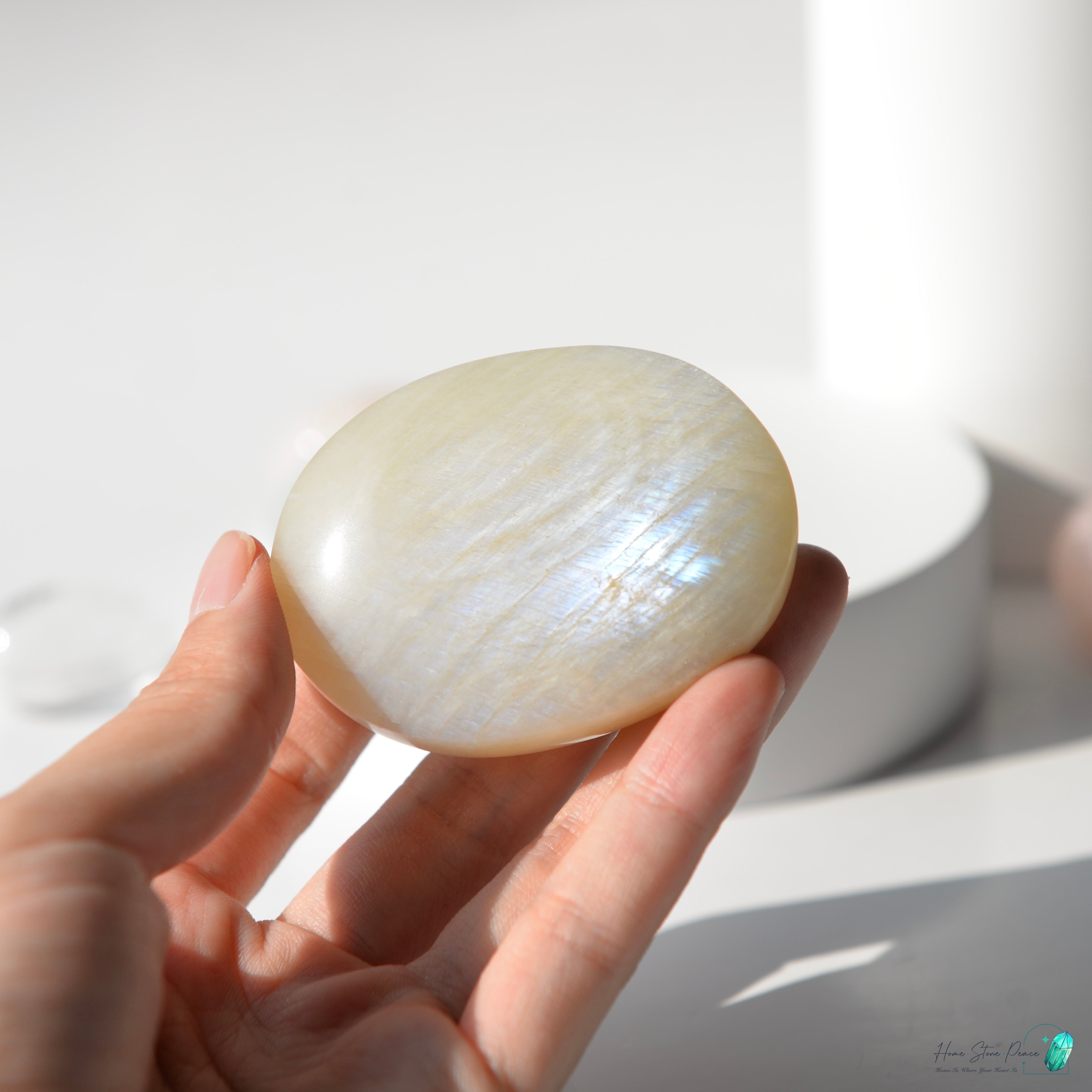 坦桑尼亞月光石手握石 Tanzanian Moonstone Palm Stone