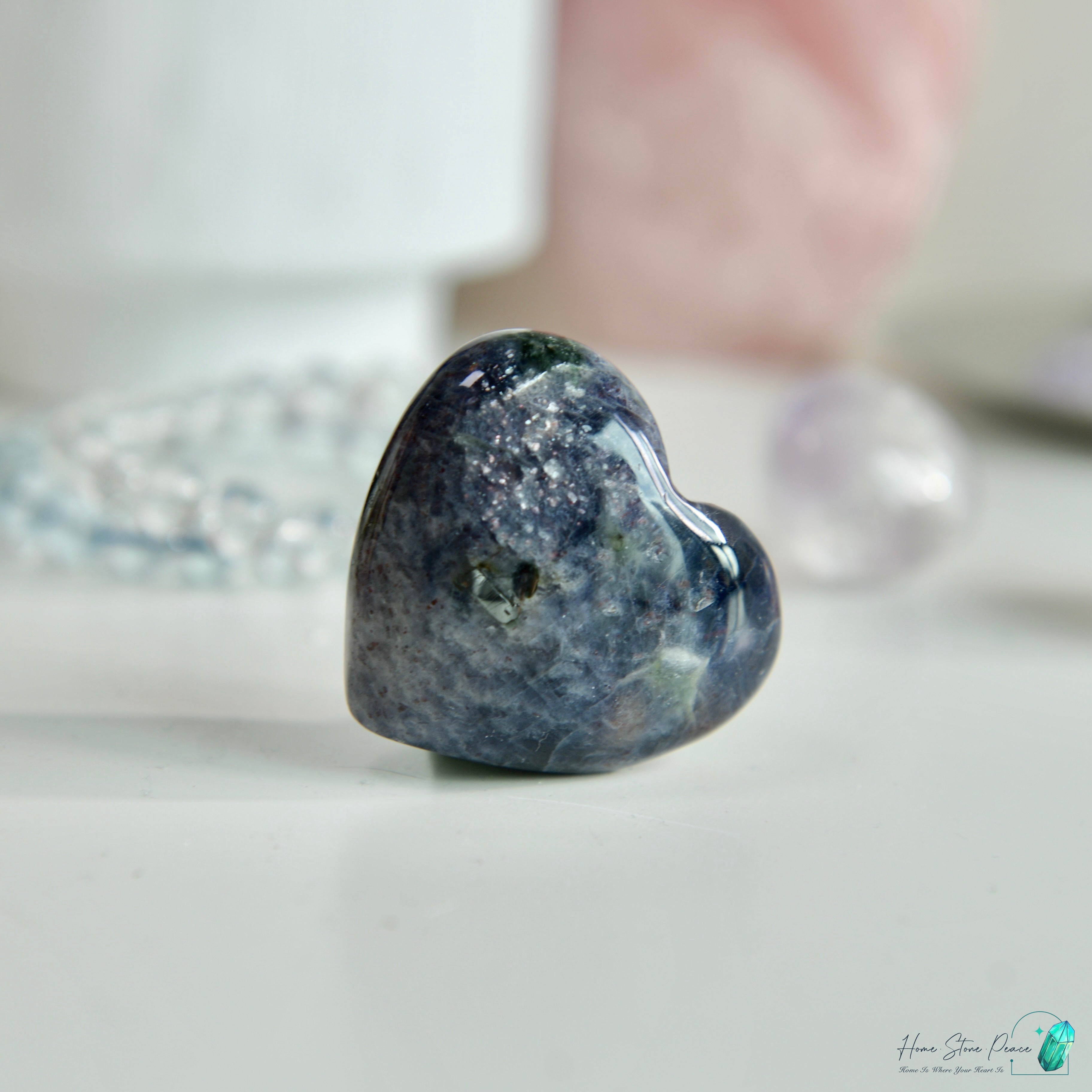 血滴堇青磁鐵礦共生心心 Bloodshot Lolite Heart with Magnetite