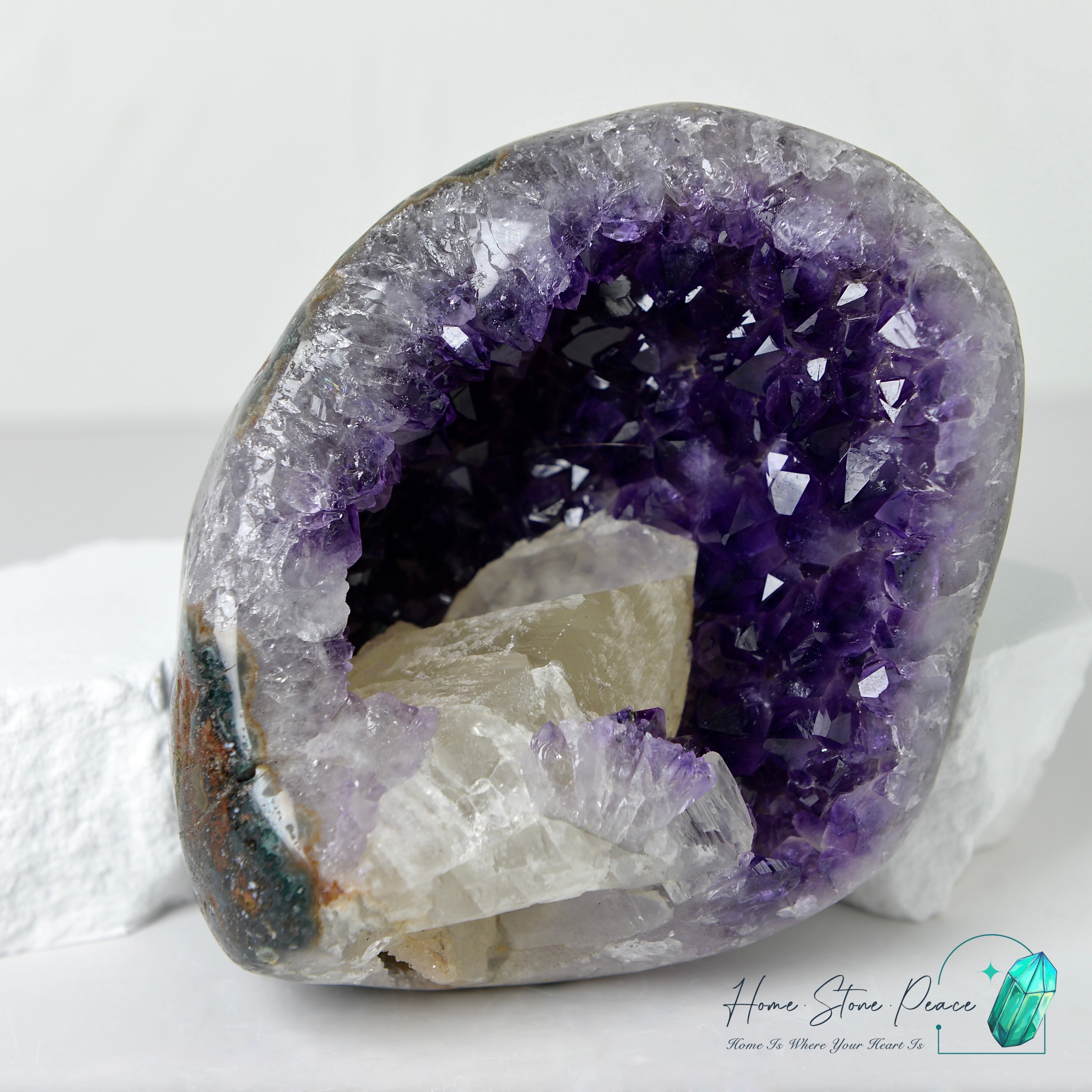 紫水晶方解石共生晶洞 Amethyst and Calcite Geode