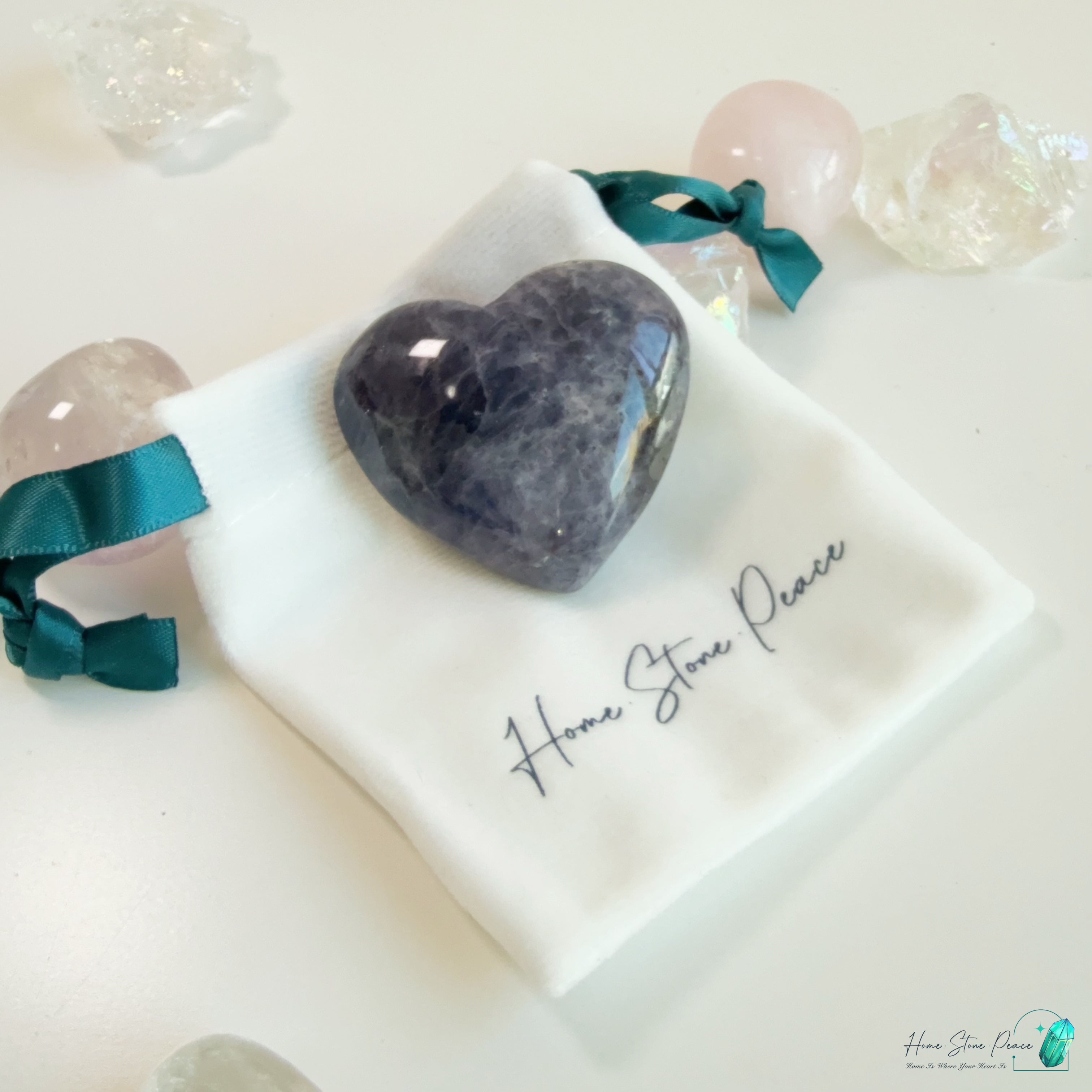 血滴堇青磁鐵礦共生心心 Bloodshot Lolite Heart with Magnetite