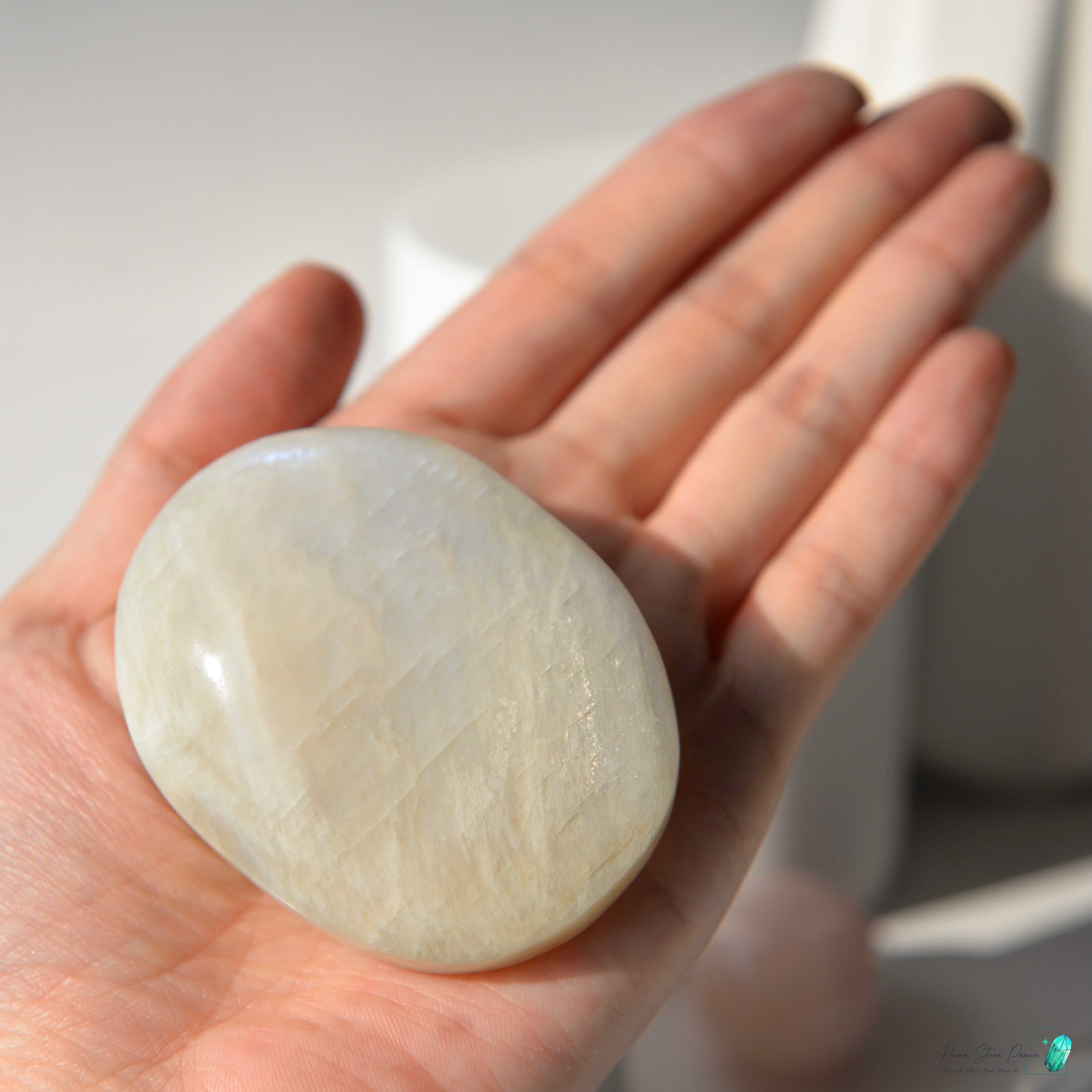 坦桑尼亞月光石手握石 Tanzanian Moonstone Palm Stone