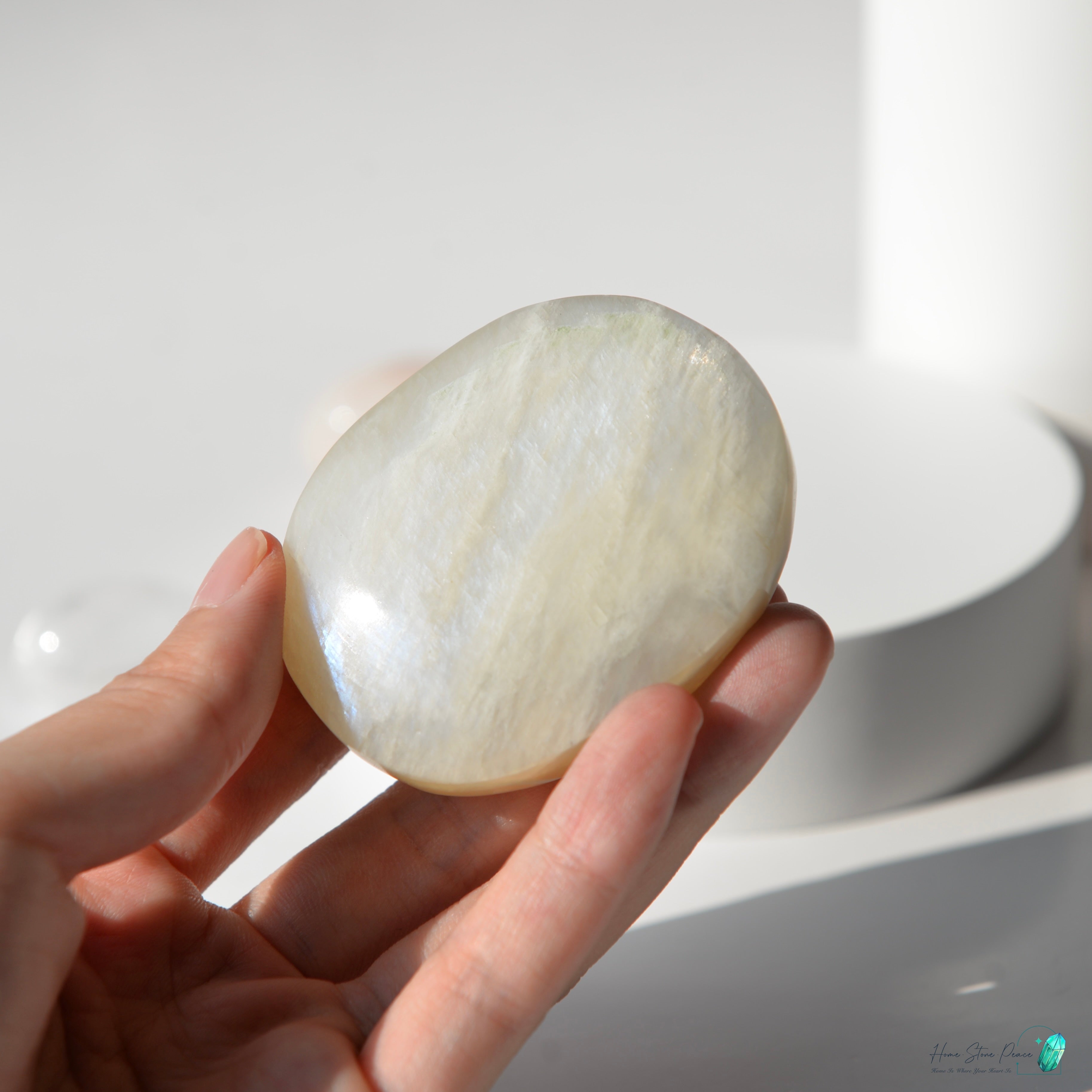 坦桑尼亞月光石手握石 Tanzanian Moonstone Palm Stone