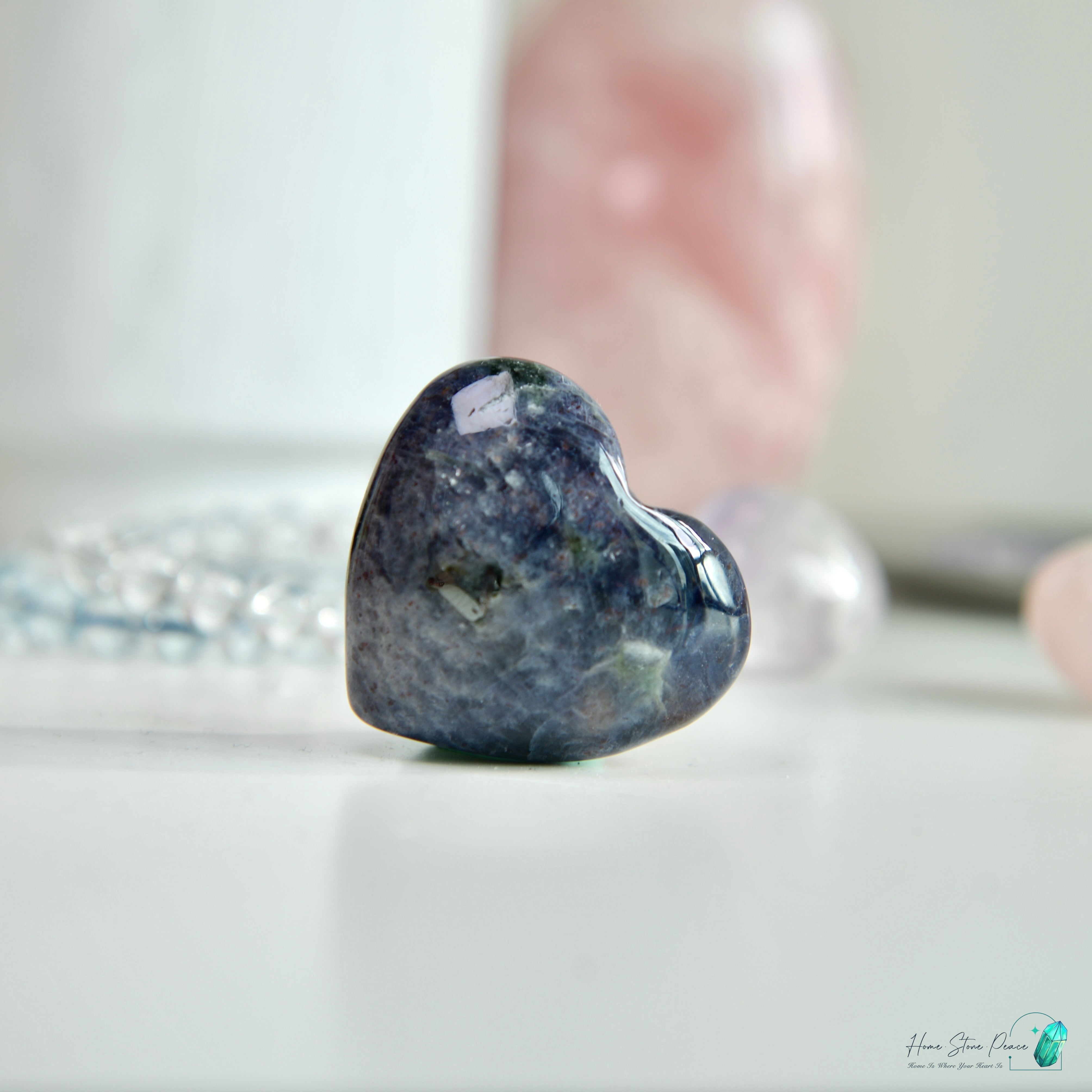 血滴堇青磁鐵礦共生心心 Bloodshot Lolite Heart with Magnetite